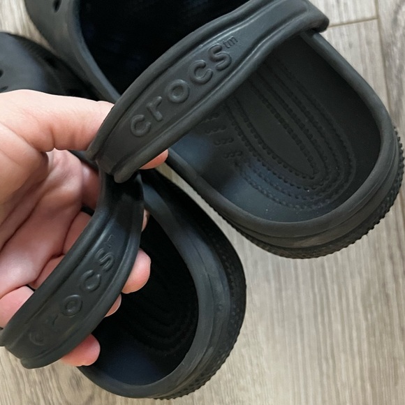 Black Crocs size 7 - Picture 3 of 5